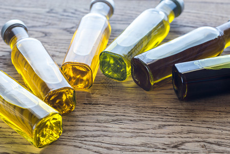 不同种类植物油的瓶装橄榄高清图片素材