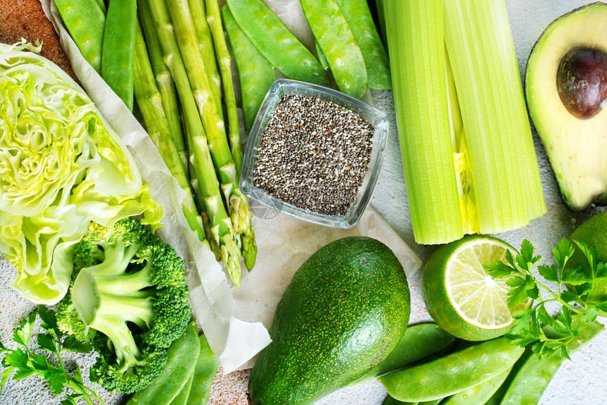 健康食品绿色蔬菜坚果和千叶种子放在桌上图片