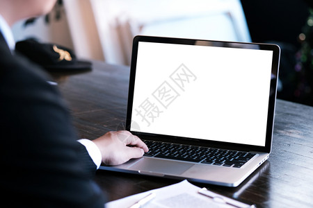 男人在木制桌上使用笔记本电脑工作手打字在键盘上自由职业者高清图片素材