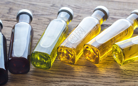 不同种类植物油的瓶装敷料高清图片素材