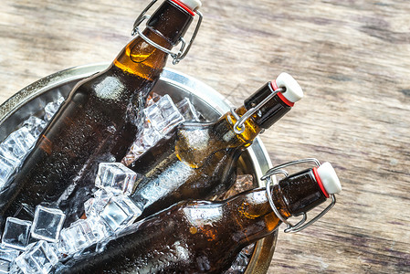 冰块中的啤酒瓶图片