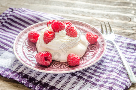 配鲜果莓的美菜蛋糕高清图片