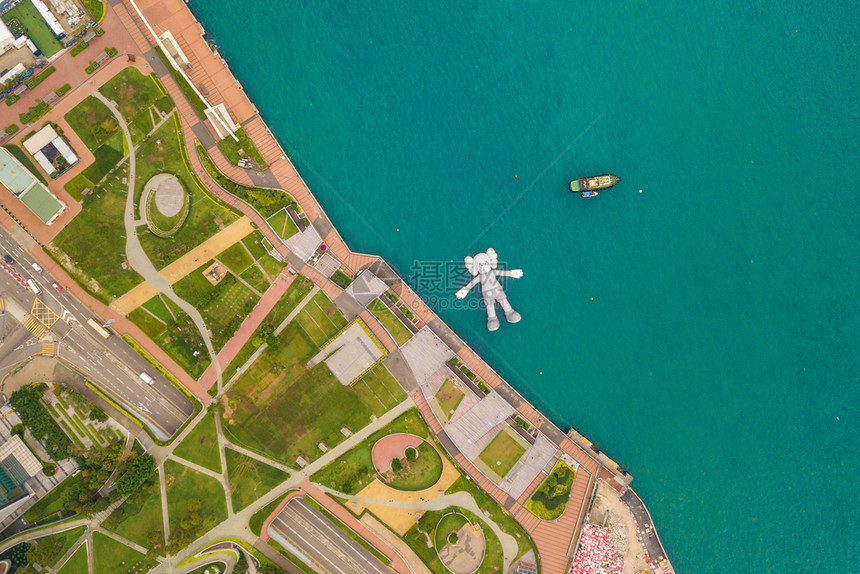 KAWS同伴的空中景象悬浮在水面的巨型雕塑图片