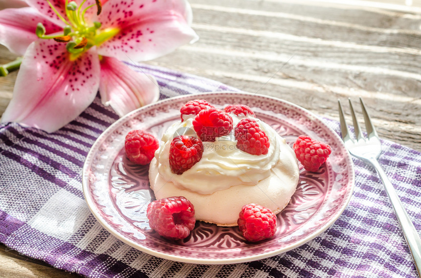 配鲜果莓的美菜蛋糕图片