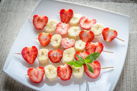 新鲜草莓和香蕉树叶图片