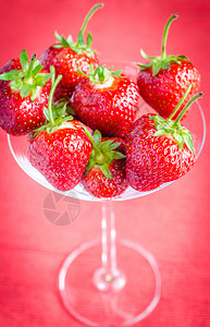 马丁尼酒杯中新鲜草莓高清图片
