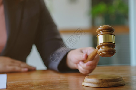 法律顾问向客户提出一份与手架和法律签订的合同司法和律师概念诉讼高清图片素材