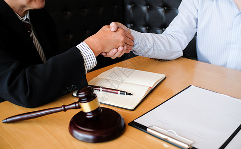 法律顾问向客户提出一份与手架和法律签订的合同司法和律师概念协议高清图片素材