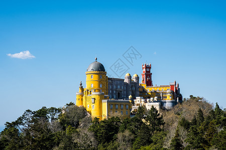 夏洛宫葡萄牙里斯本市辛特拉的佩纳宫著名地标夏晨风景和蓝天背景