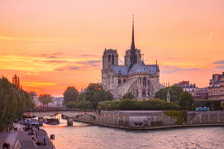 法国巴黎圣母院大教堂的景色日落法国巴黎圣母教堂的景象法国人高清图片素材