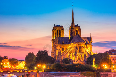 法国巴黎圣母院大教堂的景色日落法国巴黎圣母教堂的景象图片