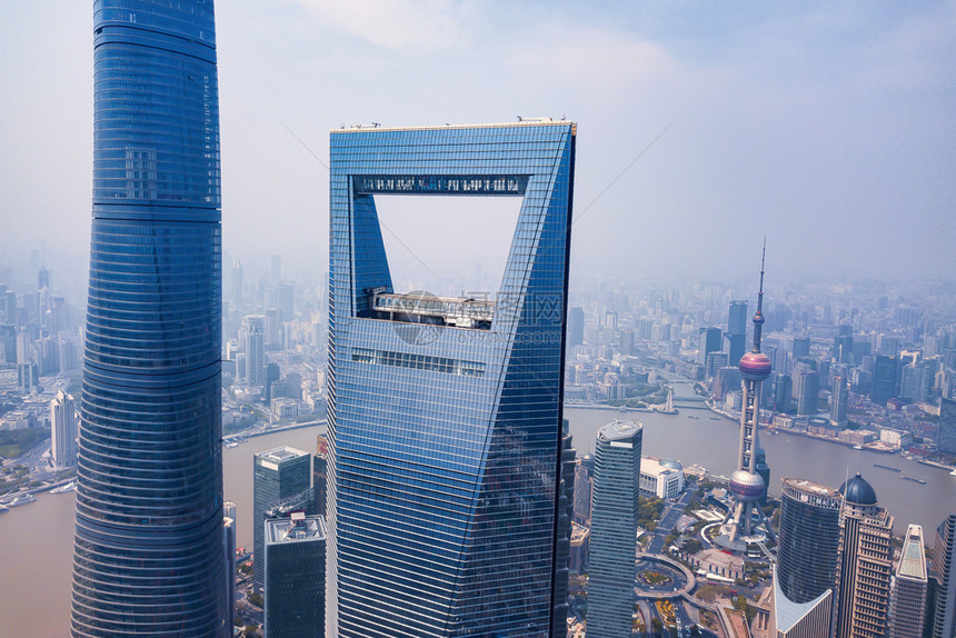 黄浦河上海市天线珍珠的空中景象亚洲智能城市的金融区和商业中心午时分Skycraper和TheBund附近的高楼大图片