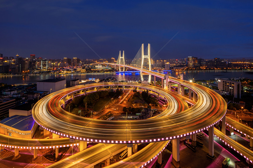 上海市下城南浦大桥的空中景象亚洲智能城市的金融区和商业中心夜间摩天大楼和高的顶层景象图片