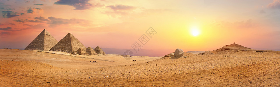 埃及吉萨沙漠中的埃及金字塔图片