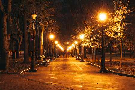 夜间城市公园木板街灯和公园小巷黑暗高清图片素材