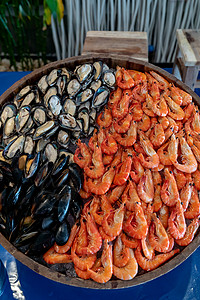 海产食品中的红虾绿船和黑图片