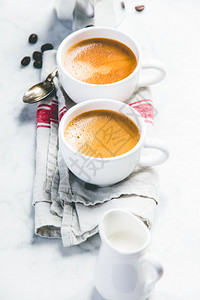 白色大理石背景的咖啡成分白色杯子的咖啡浓图片