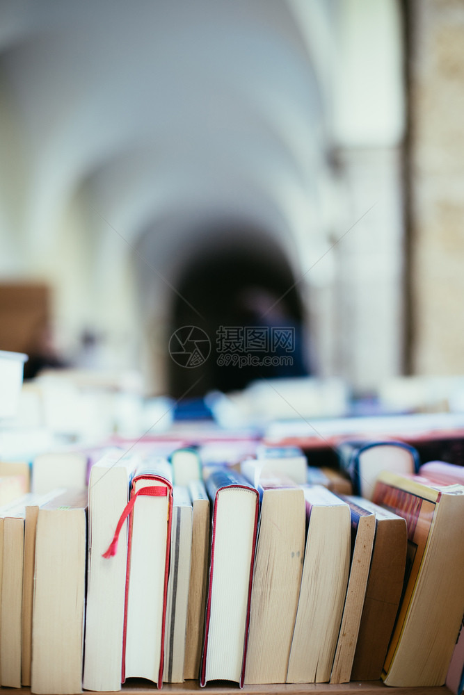 堆满书籍模糊的背景慈善书籍跳蚤市场户外文字空间图片