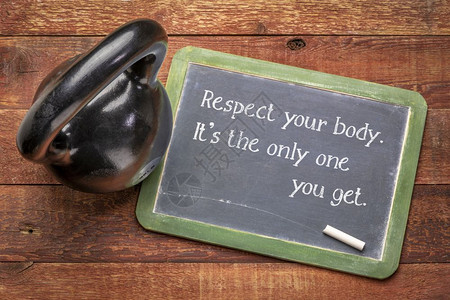 尊重你身体的启发文字在黑板上与一个三叮当健身和康的概念图片