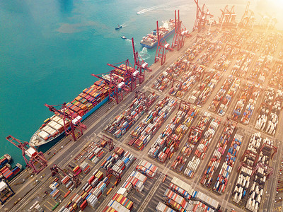 集装箱货运船在城市进出口业务和物流国际货进出口业务中的空最高视野由起重机在香港维多利亚向口运输背景图片