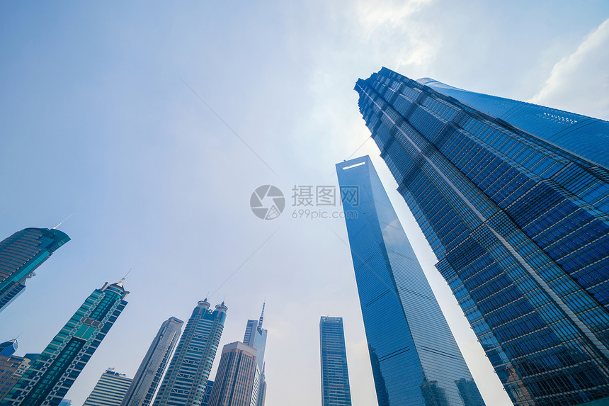 上海市的天桥和高楼办公亚洲智能城市的金融区和商业中心图片