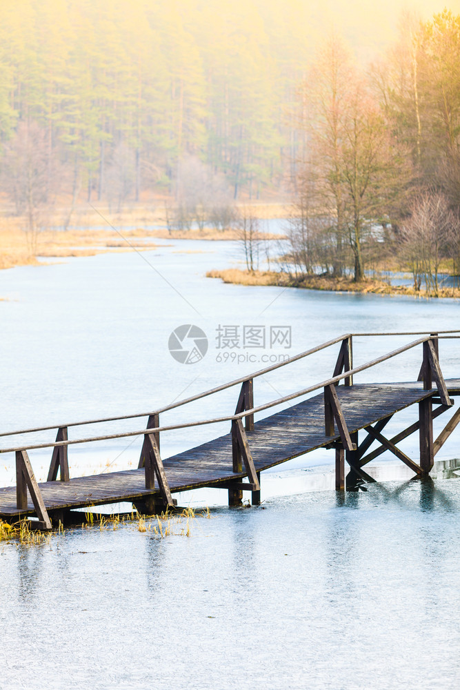 风景天体自然美观冷冻湖上的老木桥小阳光明媚的寒冷日图片