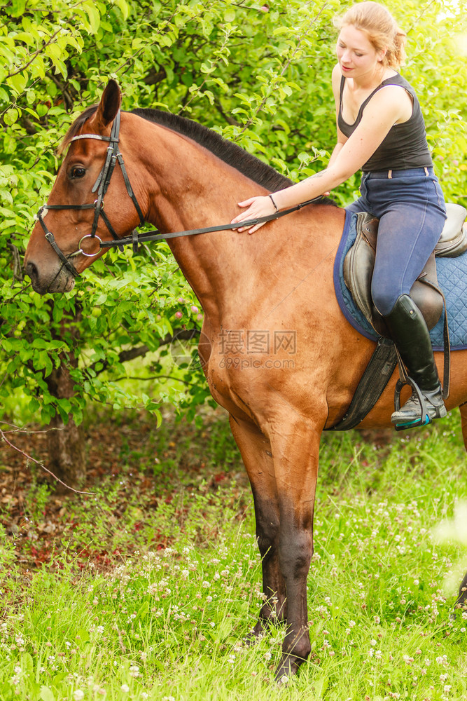 活跃的女骑马运动员培训公平体育比赛和活动妇女骑马培训体育活动运图片