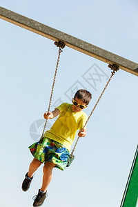 可爱的孩子在游乐场玩得开心图片