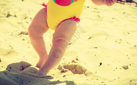 婴儿脚在沙滩上行走图片