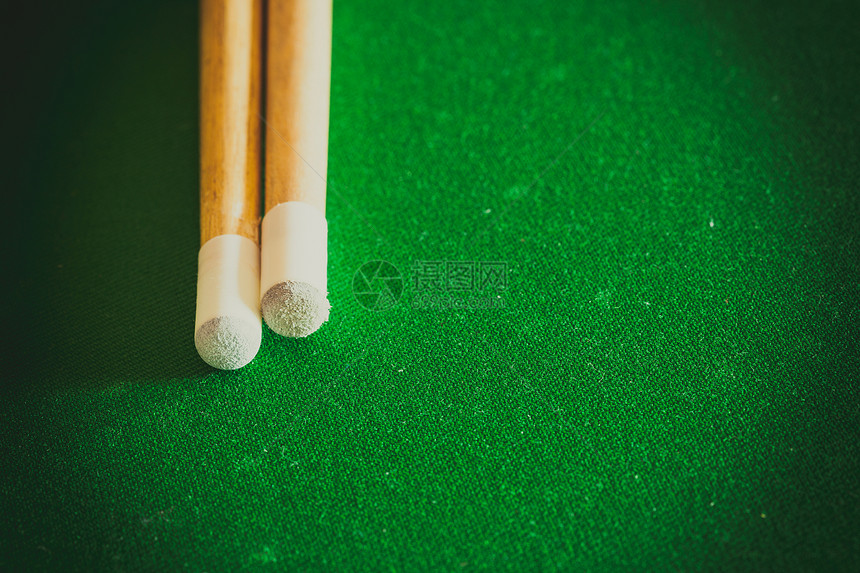Billiards球杆在绿桌上池球游戏棍在绿色台桌上图片