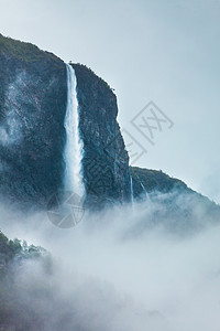 山上瀑布雾雨日美丽的绿色夏季风景旅行和游山地雾日挪威的瀑布夏天高清图片素材