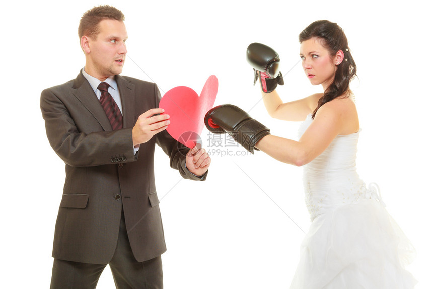 在关系概念上冲突已婚夫妇相互争斗女穿着婚纱和拳击手套打丈夫以示她的忠诚新娘在婚礼上打郎娘拳击在婚礼上打新郎图片