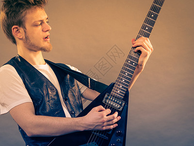 身穿金属装扮的青少年玩电吉他重摇滚音乐玩电吉他的人图片