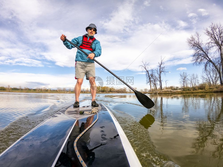 在科罗拉多州一个平静的湖上立在悬浮板上图片