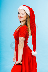 穿着圣诞老人帮手服装的年轻微笑积极妇女背景图片