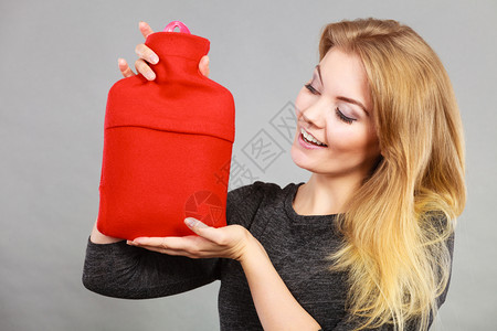带着温暖的红热水瓶感觉很的温暖水瓶背景图片