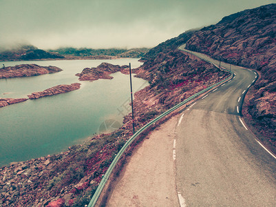 挪威山区的道路和湖泊多石的高清图片素材