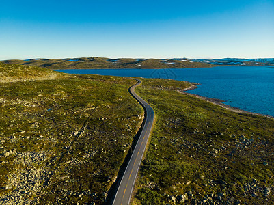 空中观察穿过挪威Hardangervidda高原挪威地貌旅游者Hardangervidda路线穿过挪威Hardangervidd公园高清图片素材