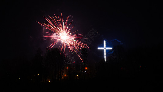 天空烟花爆炸在波兰格丁尼亚市庆祝新年节日之夜有色烟花图片