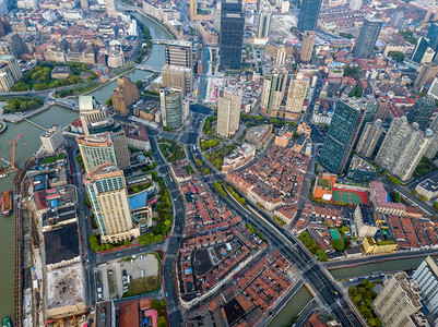 黄浦河HuangpuRiver上海市摩天大楼和高办公的空中景象日出时金融区和亚洲智能城市的商业中心路高清图片素材