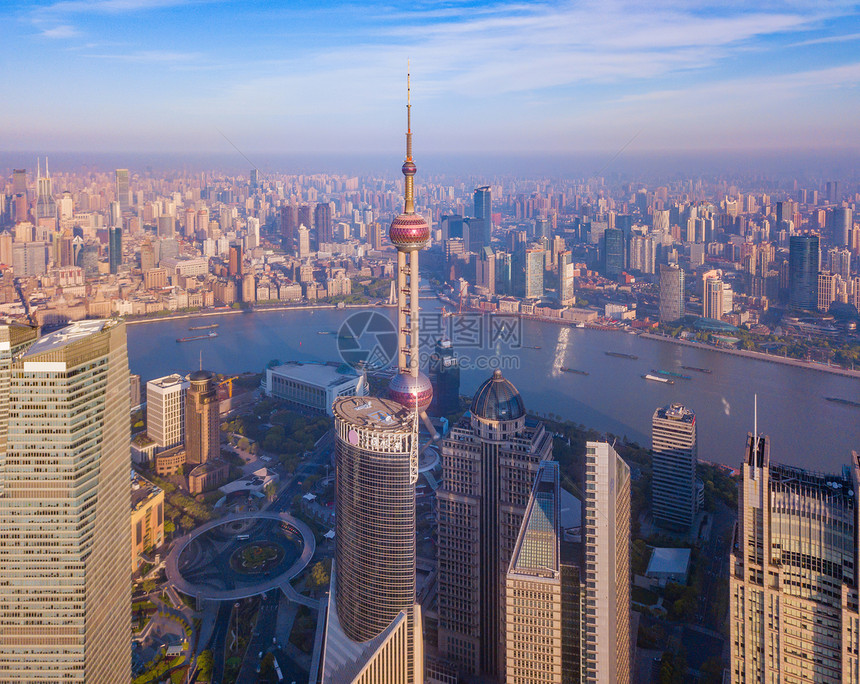黄浦河HuangpuRiver上海市摩天大楼和高办公的空中景象日出时金融区和亚洲智能城市的商业中心