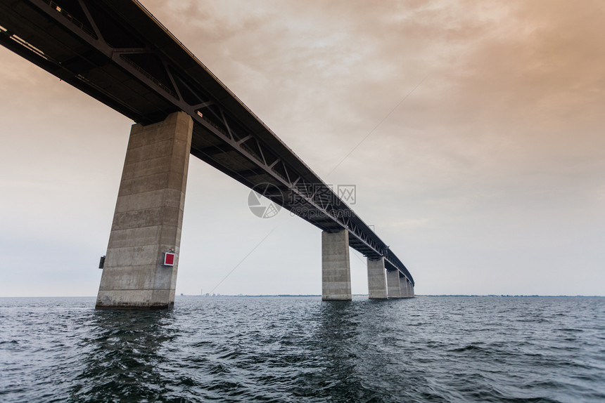 Oresundsbron丹麦与瑞典欧洲波罗的海之间Oresund桥连接点从帆船上查看覆盖天空陆界标志和旅行山口斯威登之间的Ore图片