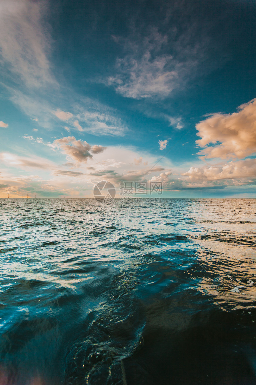 海平面和天空静的景象蓝色水自然的构成美丽的海景夜晚平面和天空图片