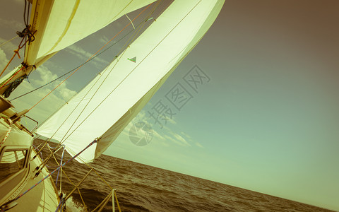 游艇帆船航行在黄海暑假旅游奢华生活方式拖网图象海上游艇帆船航行图片