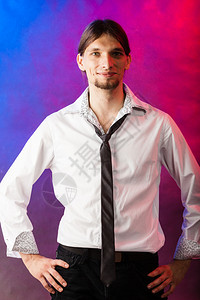 穿着衬衫和领带的男子身着鲜艳多彩背景的长发男子身着衬衫和领带的男子图片
