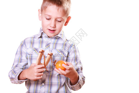 童子玩木棍和水果握手的曼达林。 年轻男孩用木棍射击的曼达林。图片