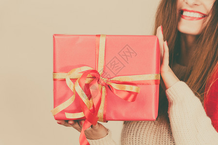 盛装大红礼盒圣诞节庆祝概念彩色形象红圣诞礼物盒的妇女背景图片