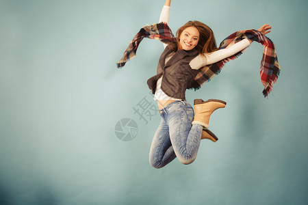 女时狂欢和装概念女风女秋天孩跳蓝在空中飞行女时孩跳蓝天在空中飞行图片