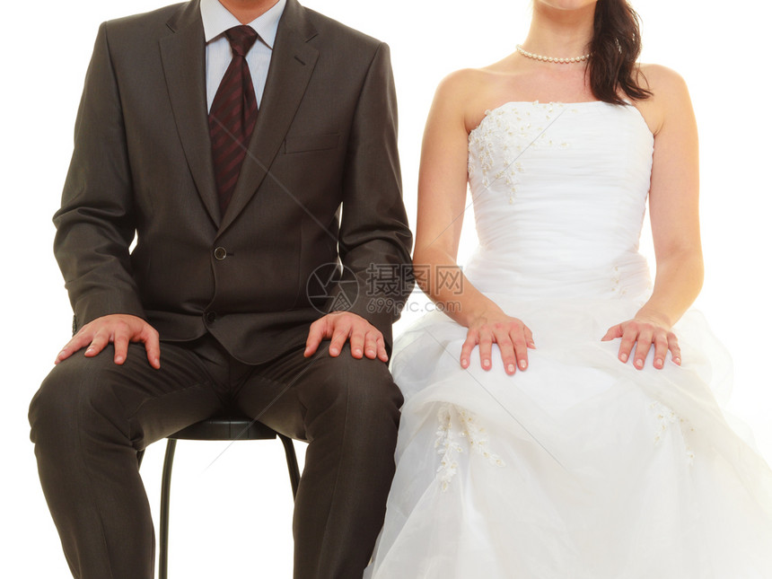 Groominsuitandbridewearingwhitedress一起坐在等待婚礼的到来孤立无援marriedmarrie图片