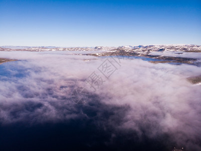 空中观景Hardangervidda山脉高原挪威地貌早晨湖水上空云层旅游者Hardangervidda路线挪威Hardanger国家的高清图片素材